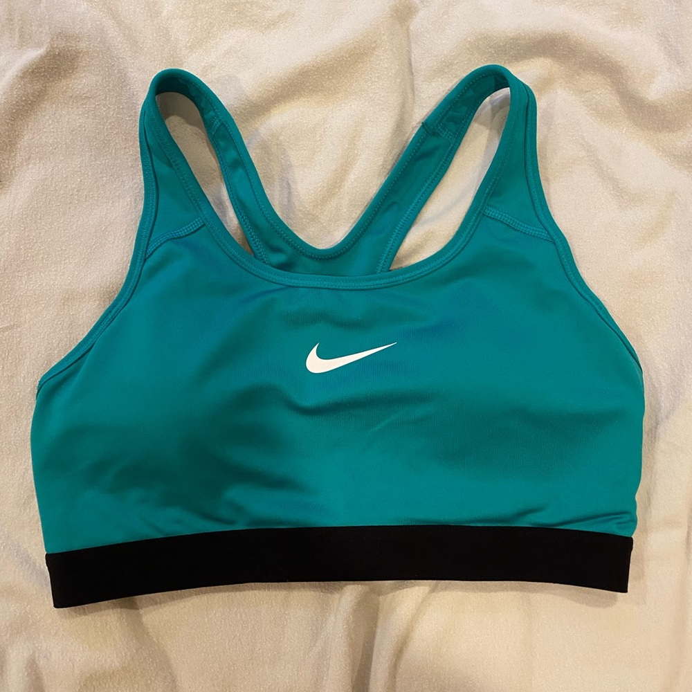 NIKE Swoosh Sports Bra
